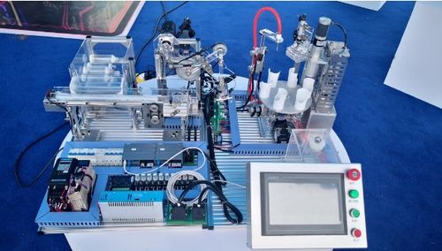 未來可期 多款智能產(chǎn)品展示,貴州工業(yè)職業(yè)技術(shù)學(xué)院產(chǎn)教融合效果顯著